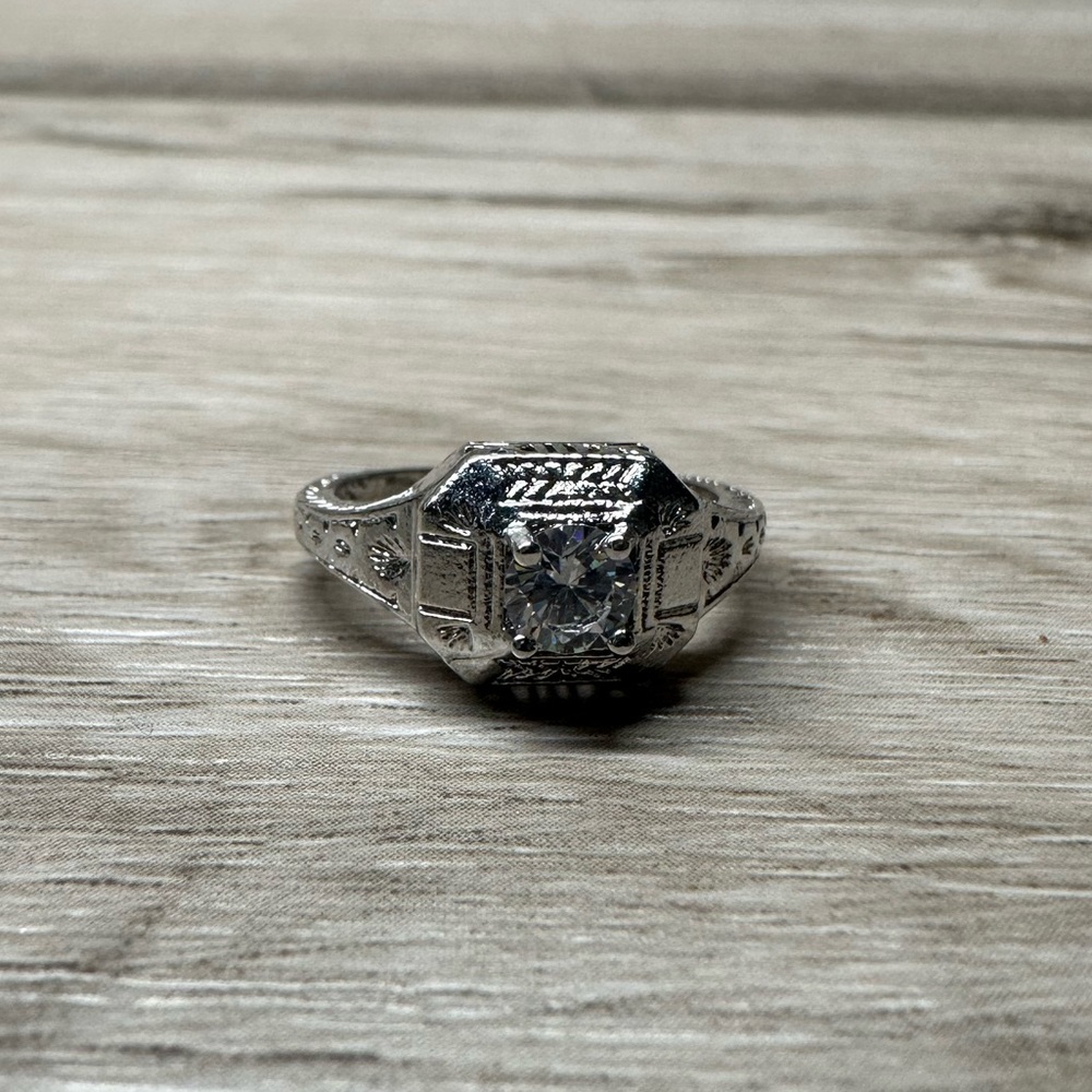 .925 Sterling Silver Size 7 Ring with‎ a Beautiful CZ Center stone